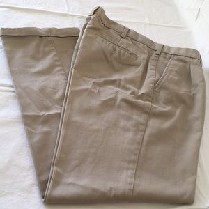 Bass men’s chino 34x32 slash front pockets, pleated front, cuffed hem